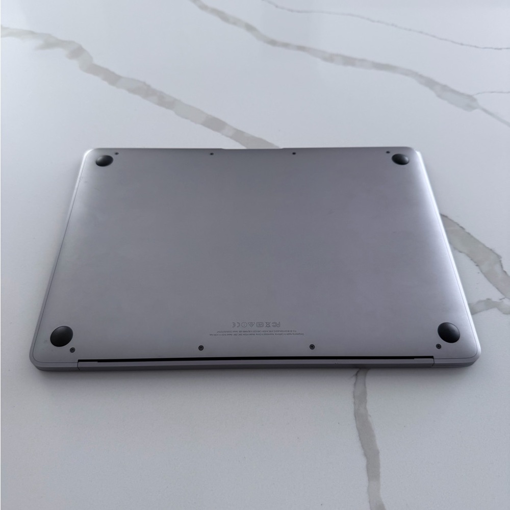 Apple MacBook 12" A1534 M3-7Y32 1.1GHz 256GB SSD 8GB RAM Gray (Read Description) - Picture 2 of 4